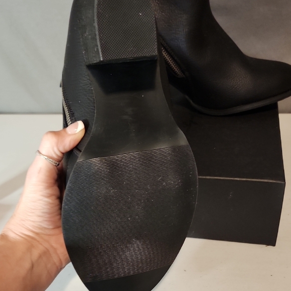 Torrid Black NWOT Ankle Booties with Both Side Zippers In 11WW - Picture 8 of 9